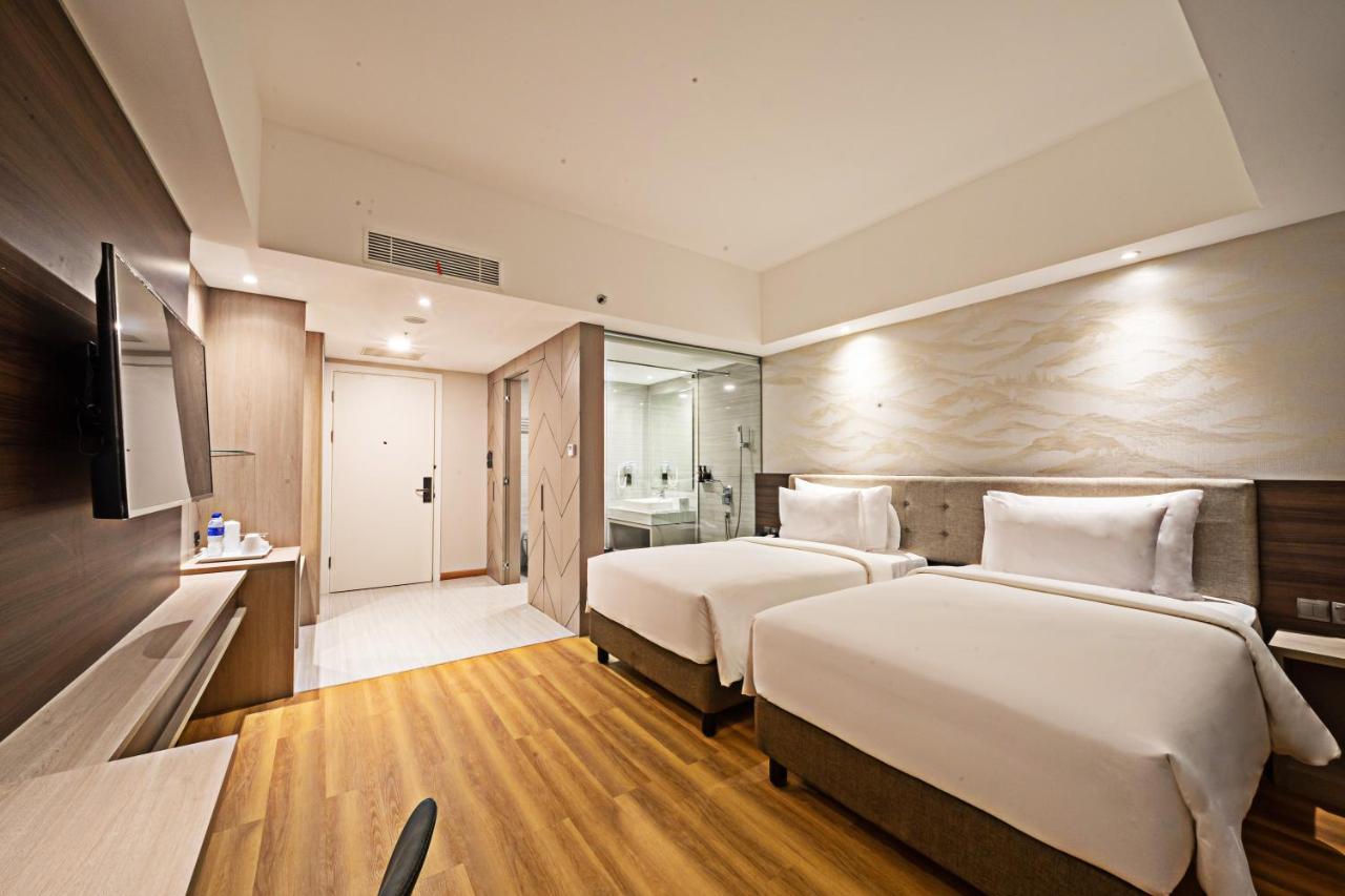 Platinum Hotel Tunjungan Surabaya Exterior foto
